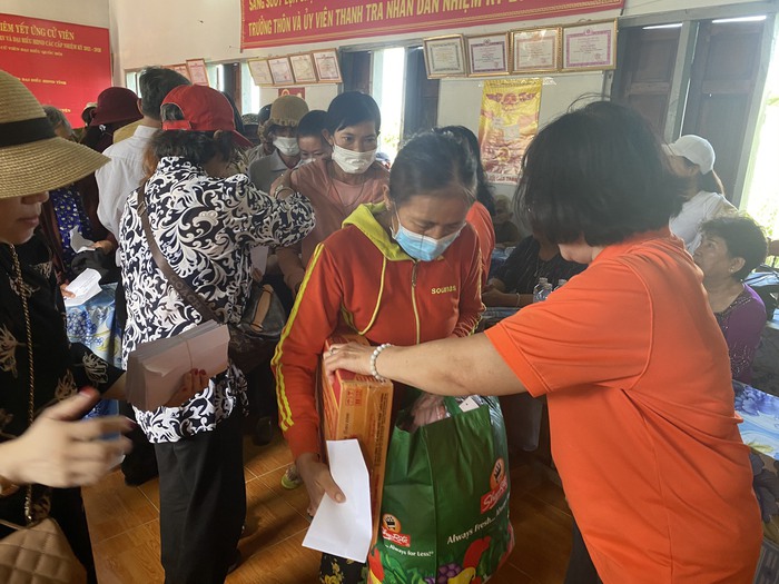 Hội LHPN tỉnh Bình Định: Phối hợp tặng 500 suất quà cho người dân bị ảnh hưởng bão lụt  - Ảnh 2.