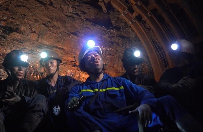 Cảnh quay trong hầm lò cùng các công nhân mỏ của ca sĩ Phúc Tiệp