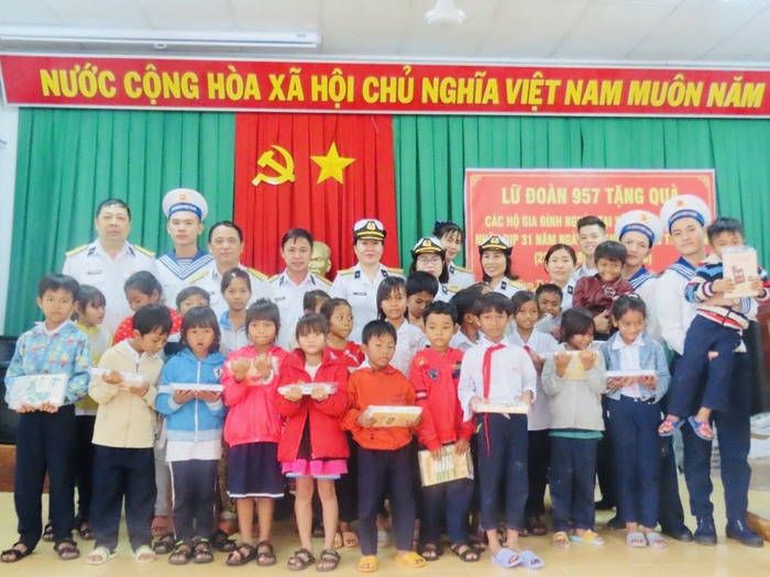 “Chúng tôi tự hào với những việc làm ý nghĩa, nhân ái của chị em Lữ đoàn 957”  - Ảnh 6.