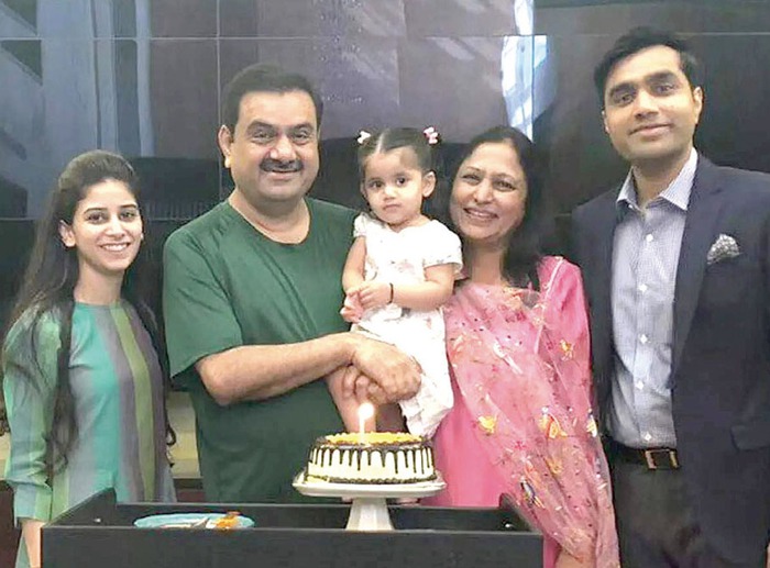 Vợ chồng tỷ phú Gautam Adani và gia đình của con trai cả Karan Adani