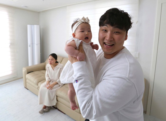 Người Hàn chuẩn bị 'đồng loạt trẻ lại': Luật mới sẽ thống nhất quy ước tuổi phức tạp của đất nước này - Ảnh 1.