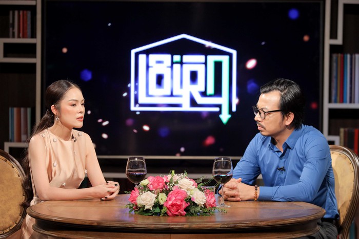 Dương Cẩm Lynh trò chuyện với MC Đinh Tiến Dũng trong talkshow &quot;Lối ra&quot;