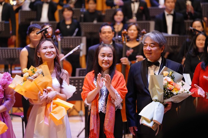 Nhạc trưởng Honna Tetsuji, Trưởng Đại diện Quỹ Dân số Liên Hợp Quốc tại Việt Nam Naomi Kitahara (giữa) cùng các nghệ sĩ tham gia chương trình