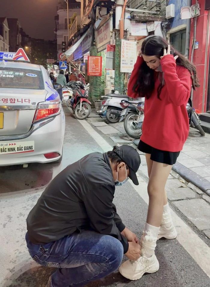 MC Quyền Linh buộc dây giày cho con gái, sắc vóc của cả gia đình gây chú ý - Ảnh 1.