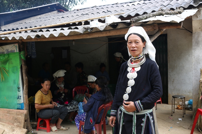 Trang phục truyền thống của phụ nữ Dao Tiền gồm áo dài, dây lưng, váy, khăn đội đầu, phụ kiện đi kèm là chiếc túi đựng trầu, trang sức bằng bạc