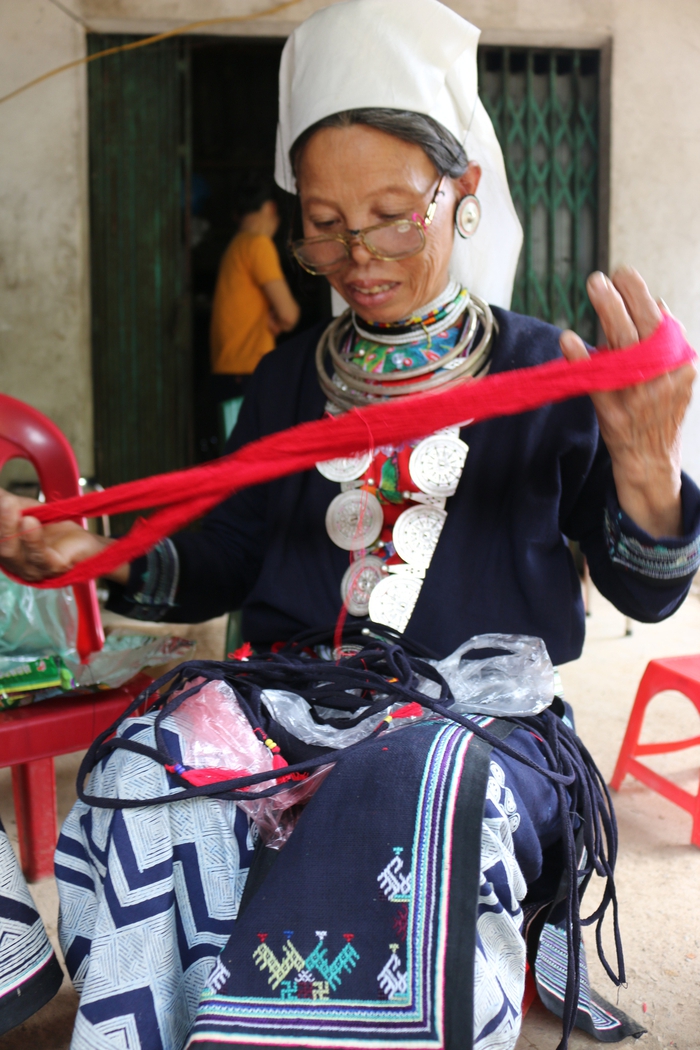 Phụ nữ Dao phải chuẩn bị các loại dây vải phục vụ cho Lễ Tẩu sai