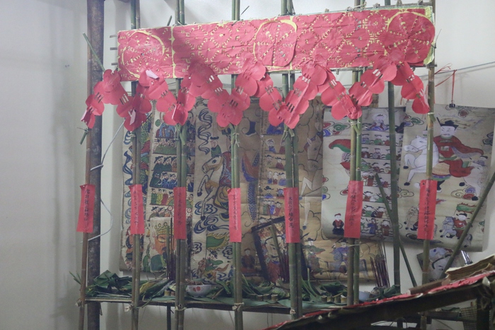 ranh thờ của người Dao được treo xung quanh nhà