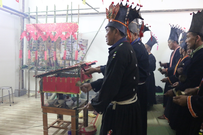 Những người đàn ông trong dòng họ nhảy điệu múa rùa và cầu khẩu thần linh về dự lễ để bảo vệ cho gia đình mình trong Lễ Tẩu sai