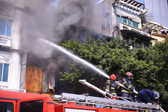 Hà Nội: Cháy lớn tại ngôi nhà 3 tầng trên phố Hàng Bông, người dân hoảng loạn - Ảnh 2.