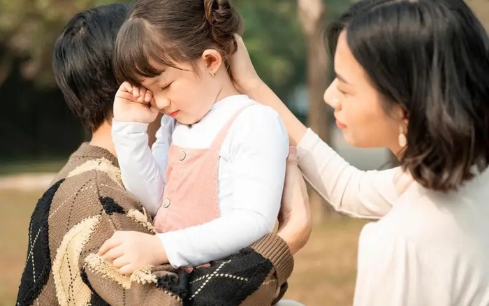 Con gái 10 tuổi bấm chuyển khoản nhầm 100 triệu đồng, cách xử lý của mẹ quá tinh tế