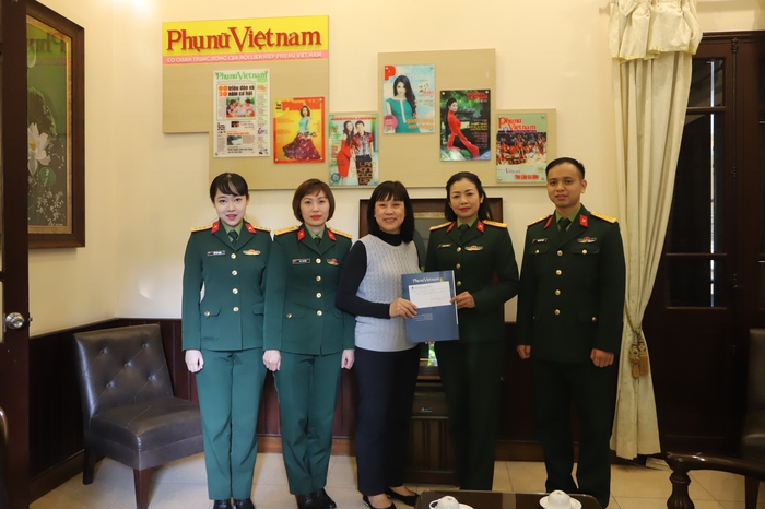 Đoàn cán bộ Điện ảnh Quân đội nhân dân/TCCT và Hội phụ nữ phường Hàng Đào ủng hộ chương trình Mottainai 2022 - Ảnh 2.