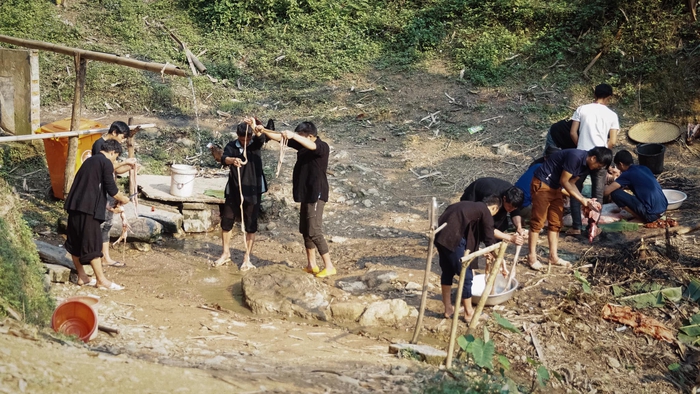 Những người đàn ông trong xóm đang tập trung mổ bò, giúp gia chủ chế biến các món ăn để làm “lễ ma khô”