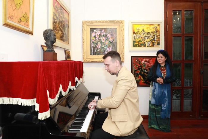 Nghệ sĩ Iulian Ochescu chơi piano trong buổi khai mạc triển lãm