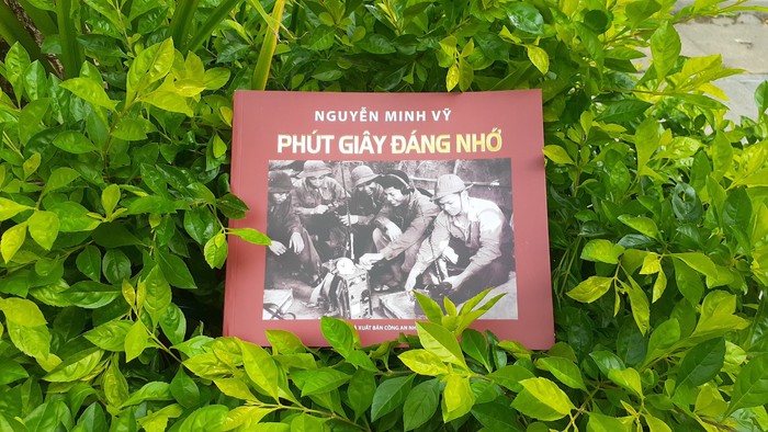 Cuốn sách "Phút giây đáng nhớ"