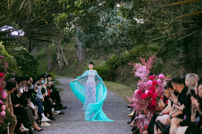 Hoa hậu Hương Giang với sắc màu xanh pastel nhẹ nhàng của chiếc áo dài đón xuân như truyền tải thêm chất &quot;tình&quot; cho BST