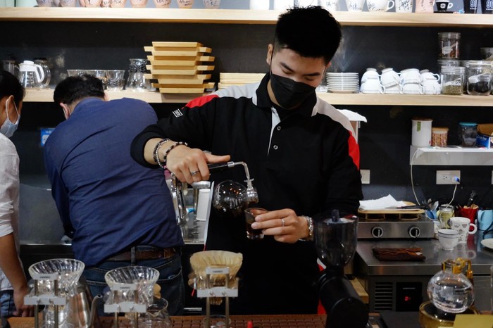 Dừng uống cafe 80-100k/ ly để dành tiền tiêu Tết - Ảnh 1.