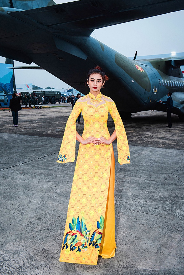 Những thiết kế áo dài dát vàng cao cấp mà Kim Oanh mặc có giá trị hơn nửa tỷ được NTK Đỗ Trịnh Hoài Nam khéo léo cách điệu từ họa tiết hoa sen và mai vàng Yên Tử