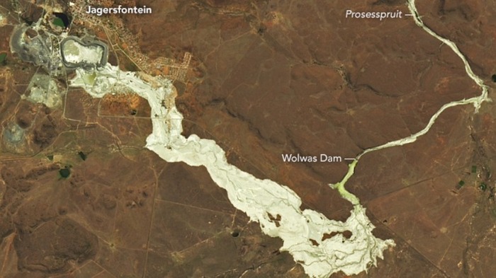 Một &quot;dòng sông vàng&quot; bất ngờ xuất hiện tại Nam Phi - Ảnh 1.