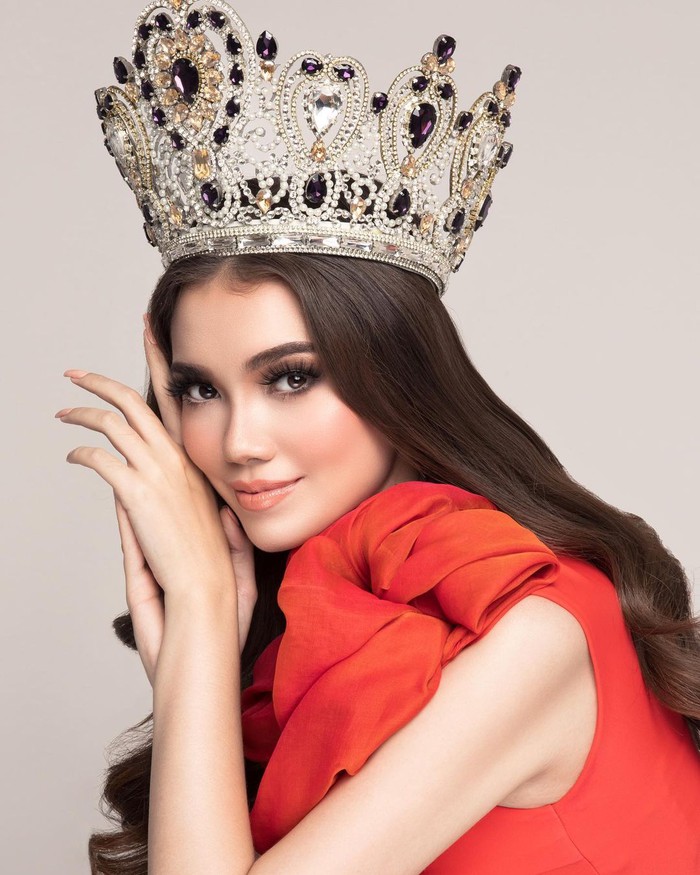 Miss Charm Philippines gây chú ý với hình ảnh đội vương miện - Ảnh 2.