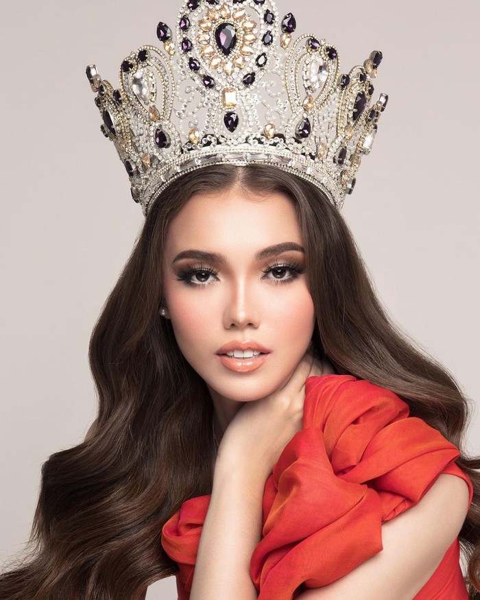Miss Charm Philippines gây chú ý với hình ảnh đội vương miện - Ảnh 1.