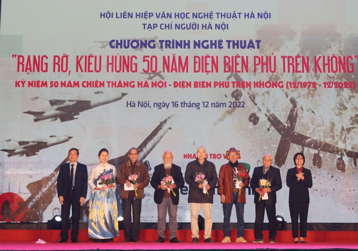 Trao quà tri ân cho các văn nghệ sĩ là hội viên của Hội Văn học Nghệ thuật Hà Nội được Thành phố Hà Nội tặng danh hiệu Công dân ưu tú Thủ đô