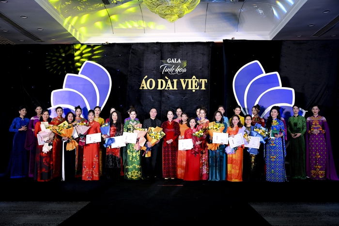 NTK Thoa Trần - Phó Chủ tịch CLB Áo dài Việt Nam trao chứng nhận, tặng hoa, chụp ảnh lưu niệm cùng các NTK và khách mời trong chương trình