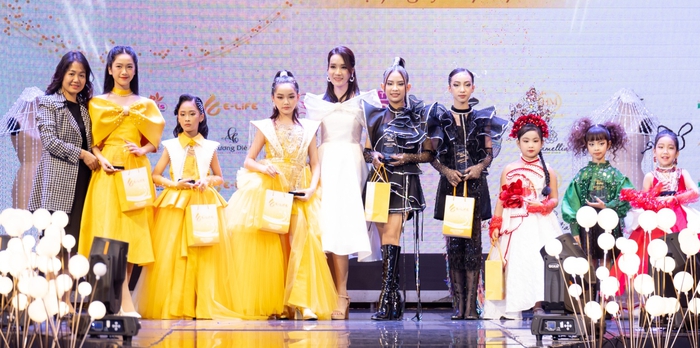 Trần Bảo Châu cùng dàn mẫu nhí tỏa sáng trong show thời trang Imprint 2022