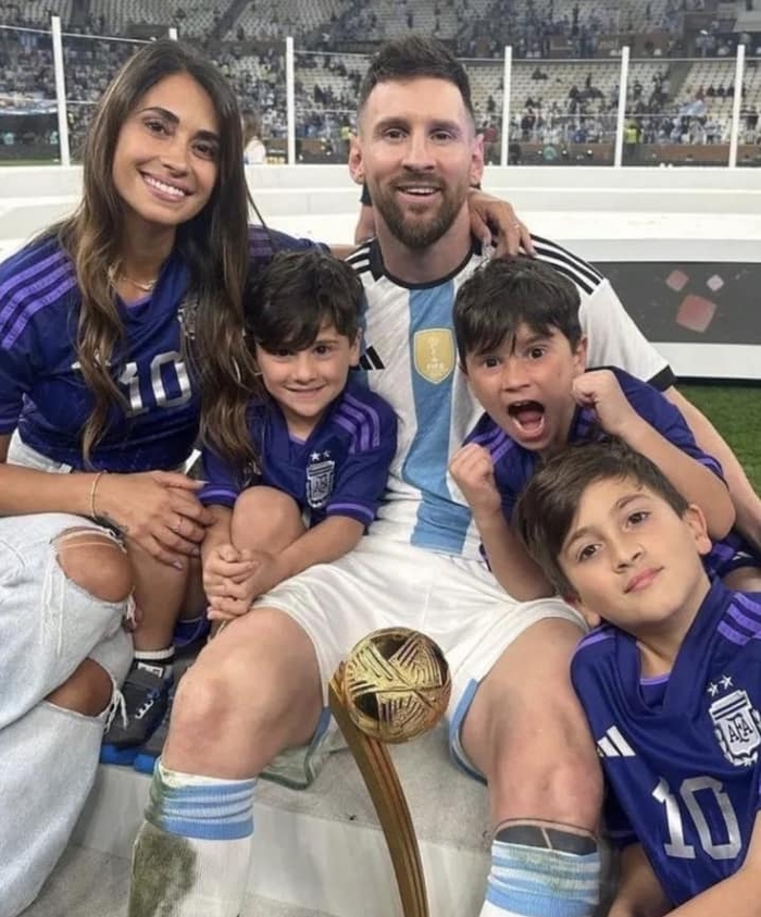 Loạt khoảnh khắc dễ thương của Messi cùng vợ và 3 nhóc tỳ khi nhận cúp vô địch World Cup 2022 - Ảnh 6.
