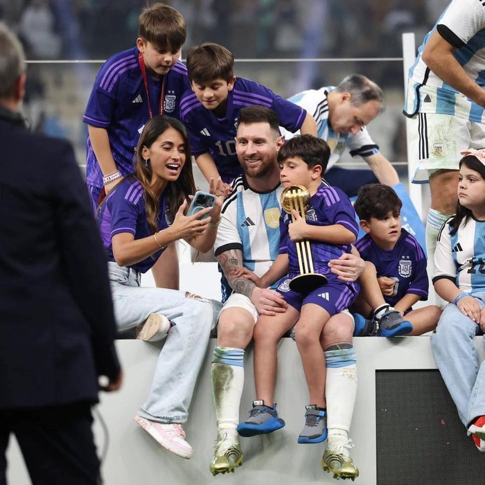 Loạt khoảnh khắc dễ thương của Messi cùng vợ và 3 nhóc tỳ khi nhận cúp vô địch World Cup 2022 - Ảnh 1.