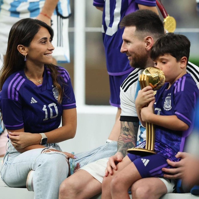 Loạt khoảnh khắc dễ thương của Messi cùng vợ và 3 nhóc tỳ khi nhận cúp vô địch World Cup 2022 - Ảnh 5.