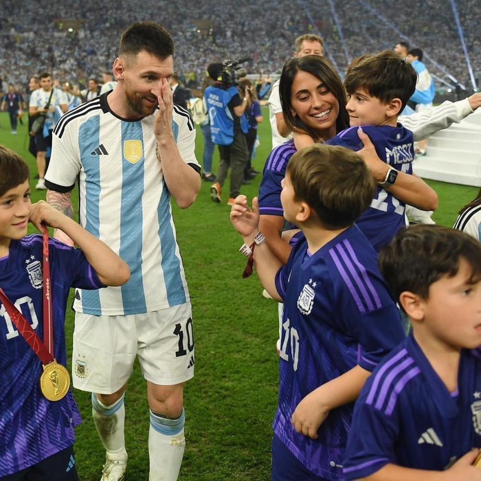 Loạt khoảnh khắc dễ thương của Messi cùng vợ và 3 nhóc tỳ khi nhận cúp vô địch World Cup 2022 - Ảnh 4.