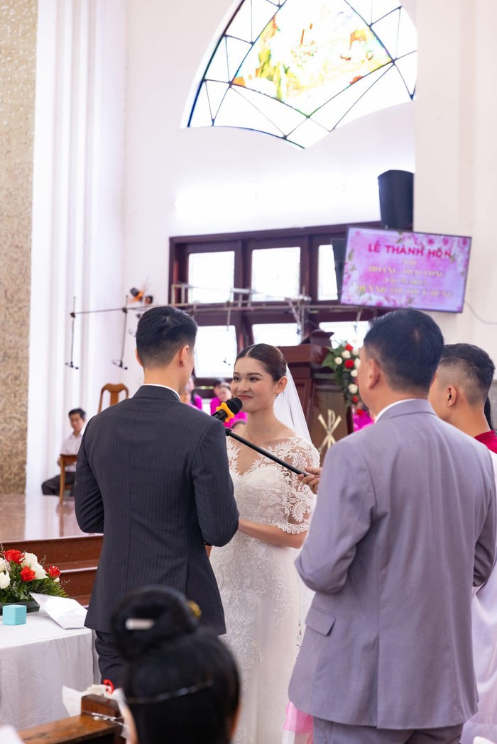 Á hậu Thuỳ Dung hạnh phúc bên chú rể cực bảnh bao trong lễ cưới ở nhà thờ  - Ảnh 4.