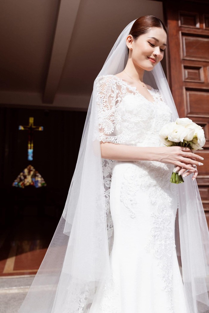 Á hậu Thuỳ Dung hạnh phúc bên chú rể cực bảnh bao trong lễ cưới ở nhà thờ  - Ảnh 1.