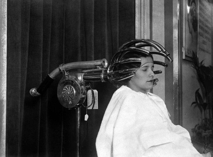 100 năm trước, những chiếc máy sấy tóc có vẻ ngoài như thế nào? - Ảnh 1.