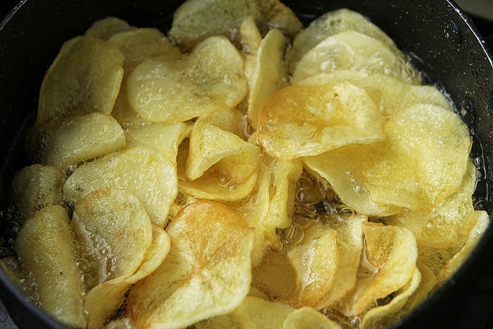Cách làm bim bim khoai tây giòn ngon siêu dễ - Ảnh 2.