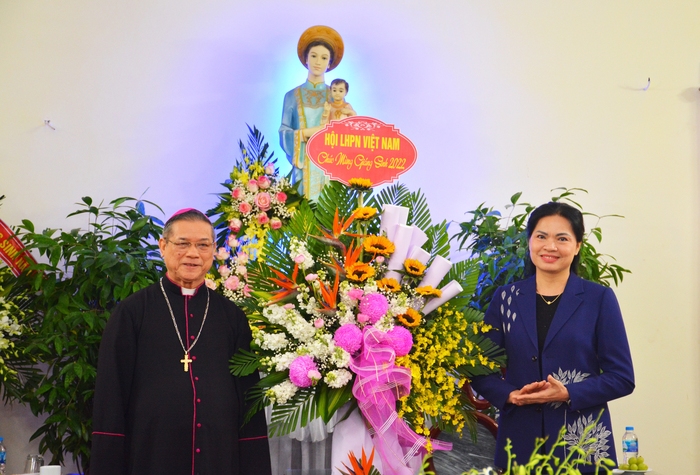 Chủ tịch Hội LHPN Việt Nam chúc mừng Giáng sinh tại Giáo phận Bùi Chu và thăm Cô nhi viện tuổi đời 170 năm - Ảnh 1.