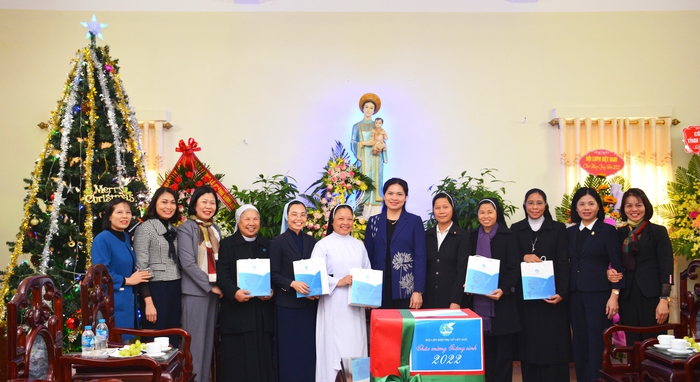 Chủ tịch Hội LHPN Việt Nam chúc mừng Giáng sinh tại Giáo phận Bùi Chu và thăm Cô nhi viện tuổi đời 170 năm - Ảnh 3.