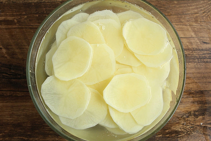 Cách làm bim bim khoai tây giòn ngon siêu dễ - Ảnh 1.
