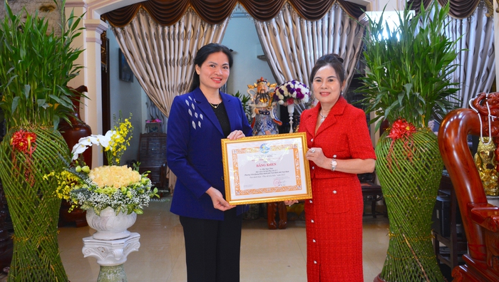 Chủ tịch Hội LHPN Việt Nam chúc mừng Giáng sinh tại Giáo phận Bùi Chu và thăm Cô nhi viện tuổi đời 170 năm - Ảnh 6.