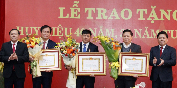 Trao tặng Huy hiệu 40 năm tuổi Đảng cho Trưởng ban Tuyên giáo Trung ương - Ảnh 1.