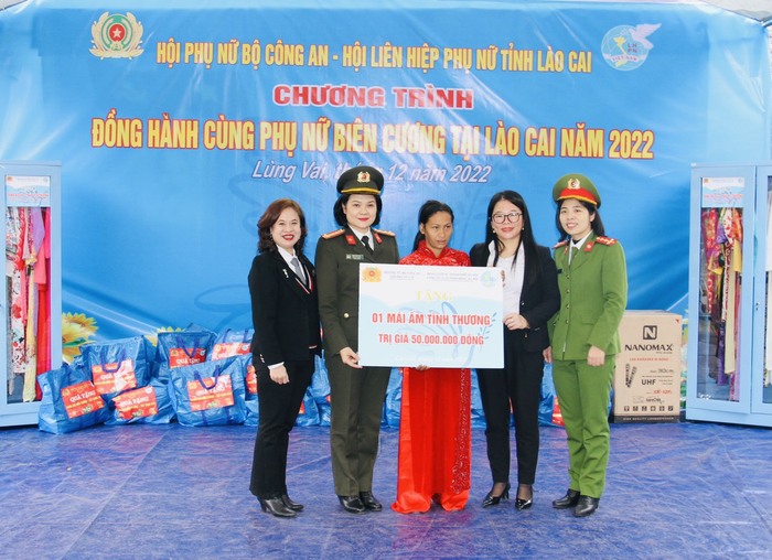 Hội phụ nữ Bộ Công an đồng hành cùng phụ nữ biên cương ở Lào Cai - Ảnh 2.