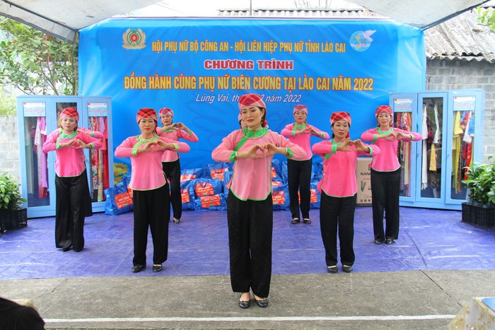 Hội phụ nữ Bộ Công an đồng hành cùng phụ nữ biên cương ở Lào Cai - Ảnh 3.