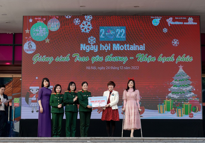 Hoa khôi Bế Thị Băng cùng Tổng Biên tập báo Phụ nữ Việt Nam Nguyễn Thục Hạnh nhận sự ủng hộ dành cho Chương trình Mottainai từ Hội Phụ nữ Nhà máy Z121 - Tổng cục Công nghiệp Quốc phòng