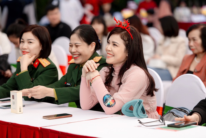Hoa khôi Bế Thị Băng cùng các chị phụ nữ quân đội thưởng thức các tiết mục văn nghệ tại Ngày hội Mottainai