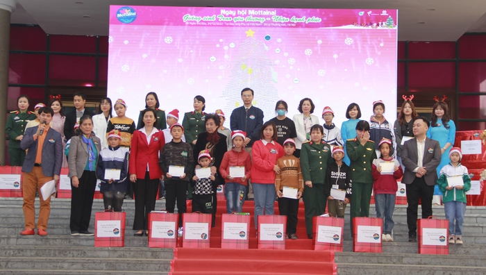 NSƯT Xuân Bắc cùng lãnh đạo Hội LHPN Việt Nam, Báo Phụ nữ Việt Nam tặng quà cho các em
