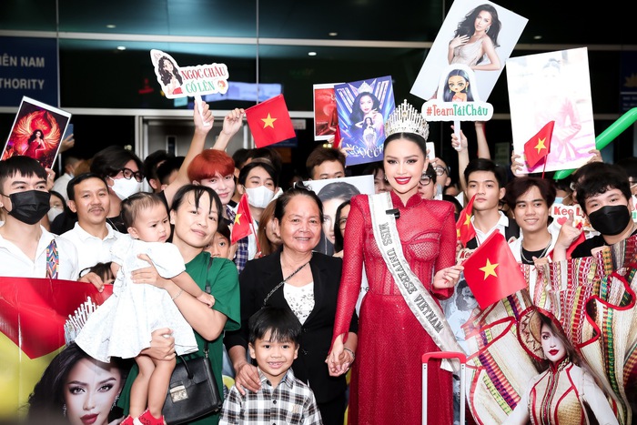 Mẹ Ngọc Châu mặc &quot;chiếc áo vía&quot; đến tiễn con gái sang Mỹ thi Miss Universe 2022 - Ảnh 4.