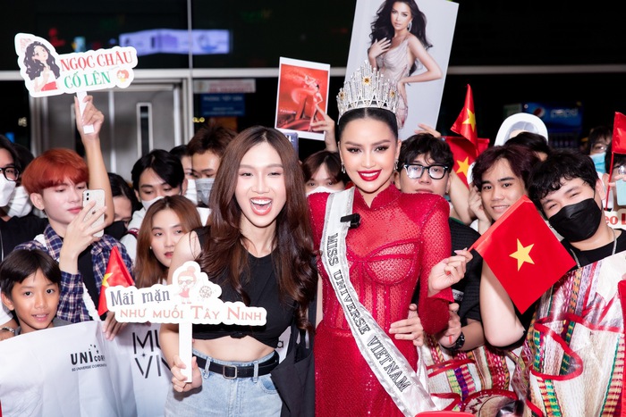 Mẹ Ngọc Châu mặc &quot;chiếc áo vía&quot; đến tiễn con gái sang Mỹ thi Miss Universe 2022 - Ảnh 1.