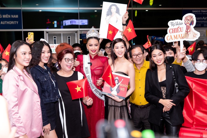 Mẹ Ngọc Châu mặc &quot;chiếc áo vía&quot; đến tiễn con gái sang Mỹ thi Miss Universe 2022 - Ảnh 5.