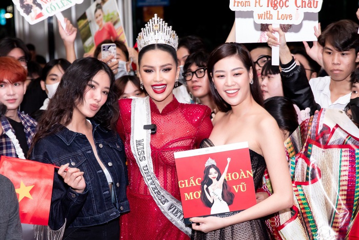 Mẹ Ngọc Châu mặc &quot;chiếc áo vía&quot; đến tiễn con gái sang Mỹ thi Miss Universe 2022 - Ảnh 2.