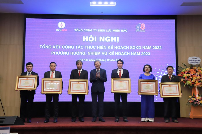 Năm 2022 : Điện lực miền Bắc nỗ lực vượt khó, đảm bảo cấp điện an toàn và ổn định cho người dân - Ảnh 2.